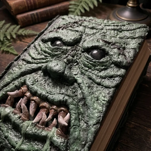 bitácora Horror Resurgens sobre mesa de madera