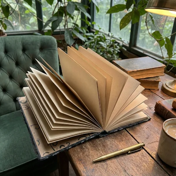 páginas internas de la bitácora Horror Resurgens